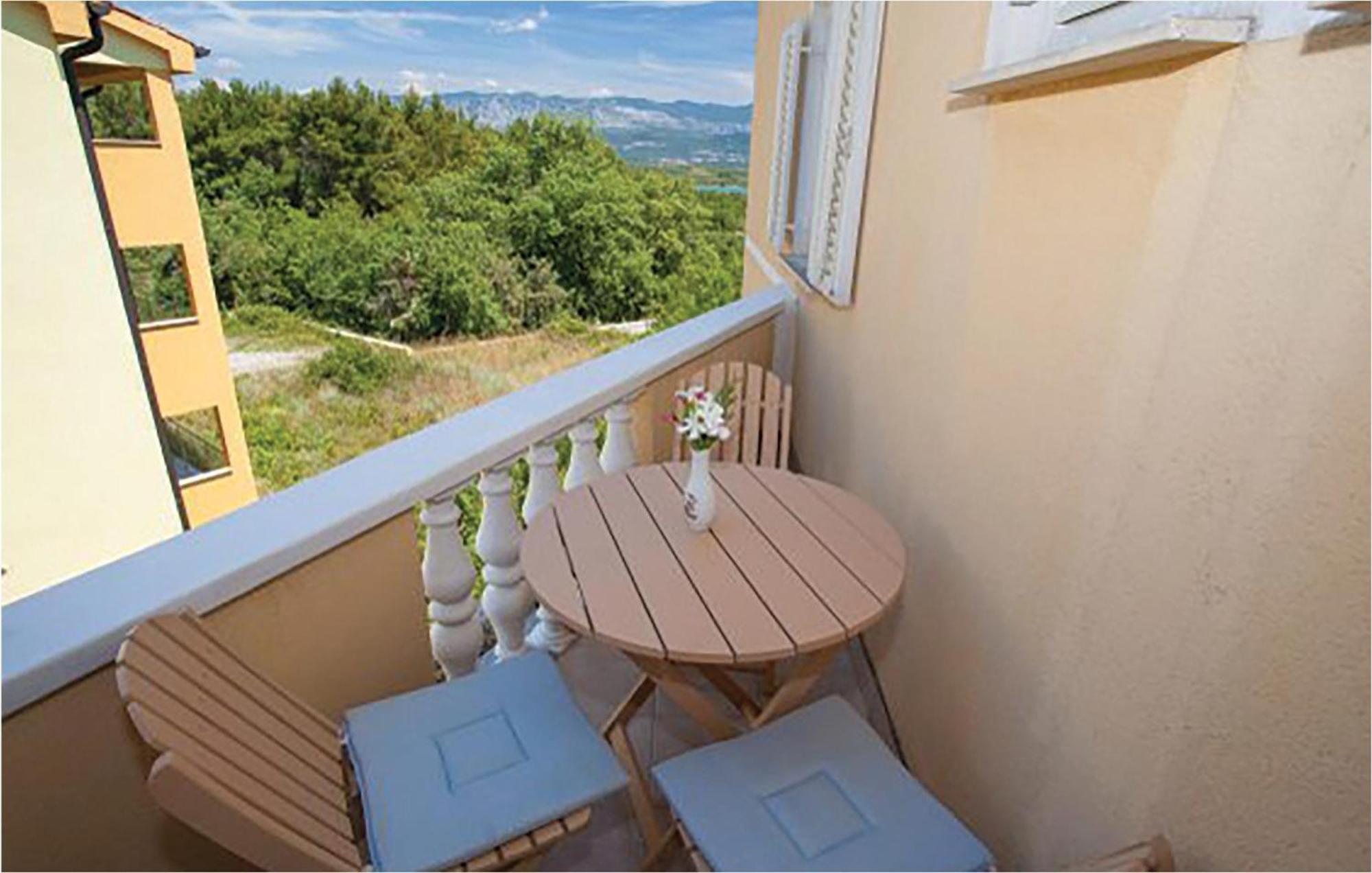 1 Bedroom Beautiful Apartment In Малинська Екстер'єр фото