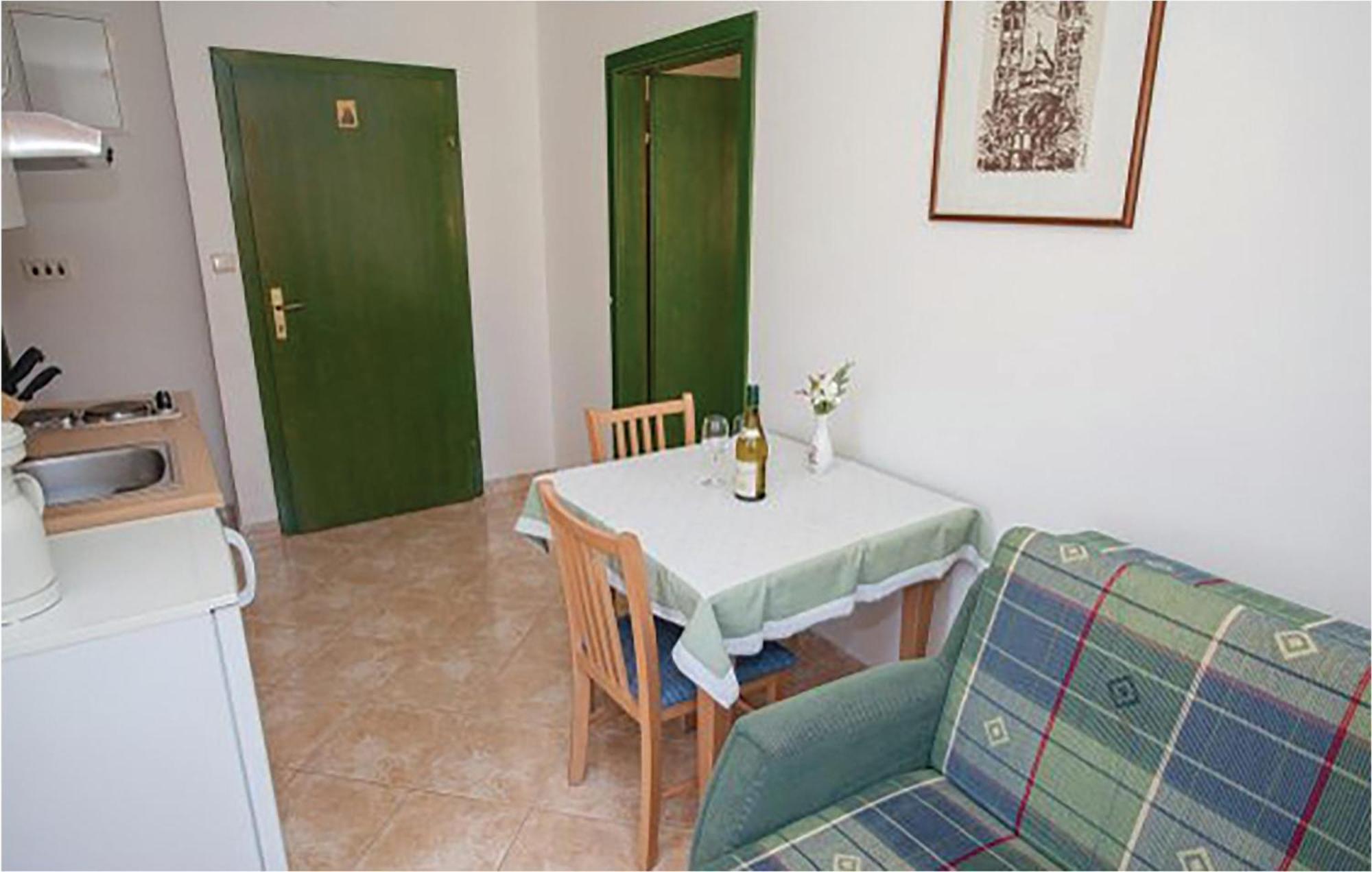 1 Bedroom Beautiful Apartment In Малинська Екстер'єр фото