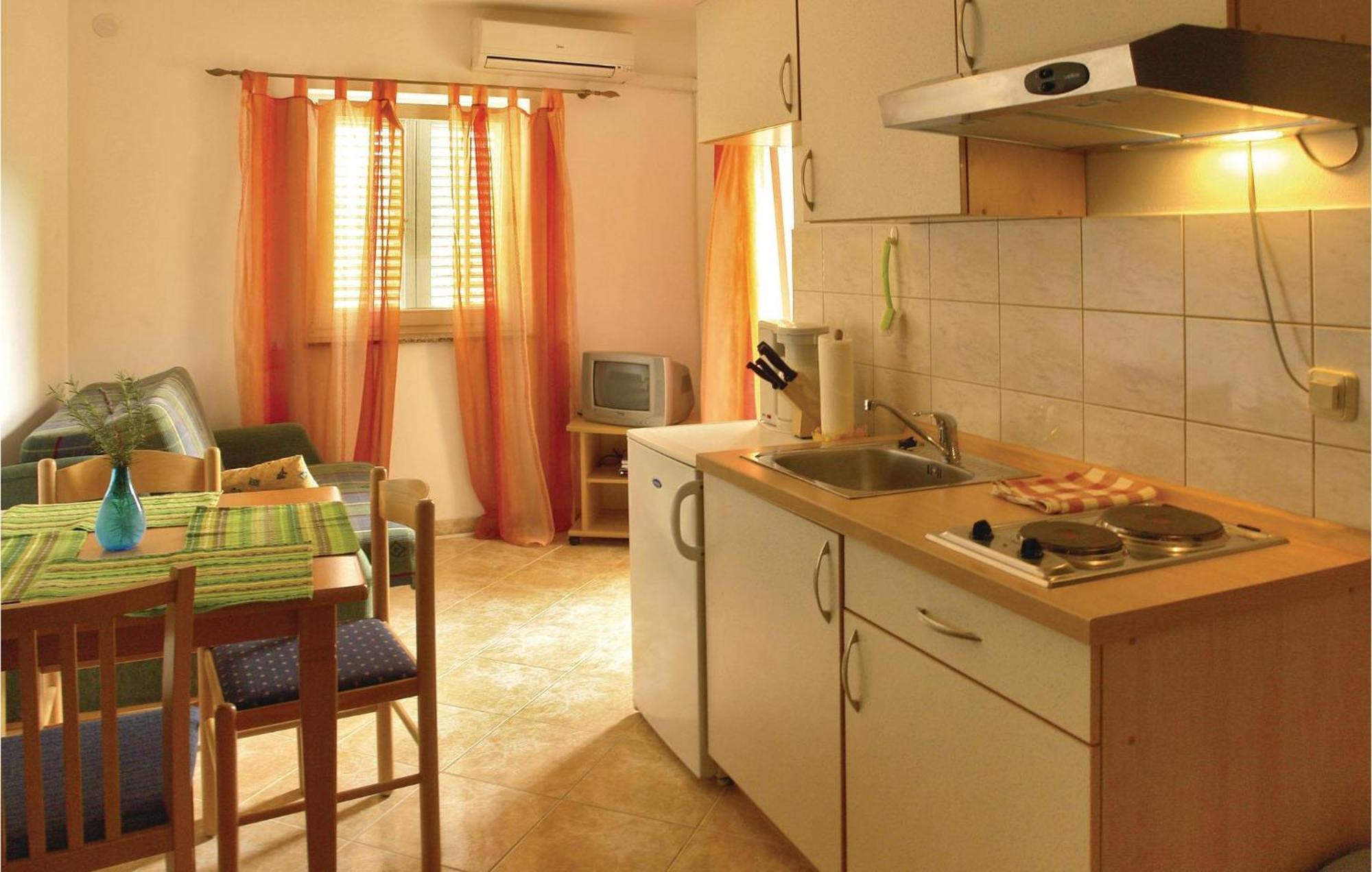 1 Bedroom Beautiful Apartment In Малинська Екстер'єр фото